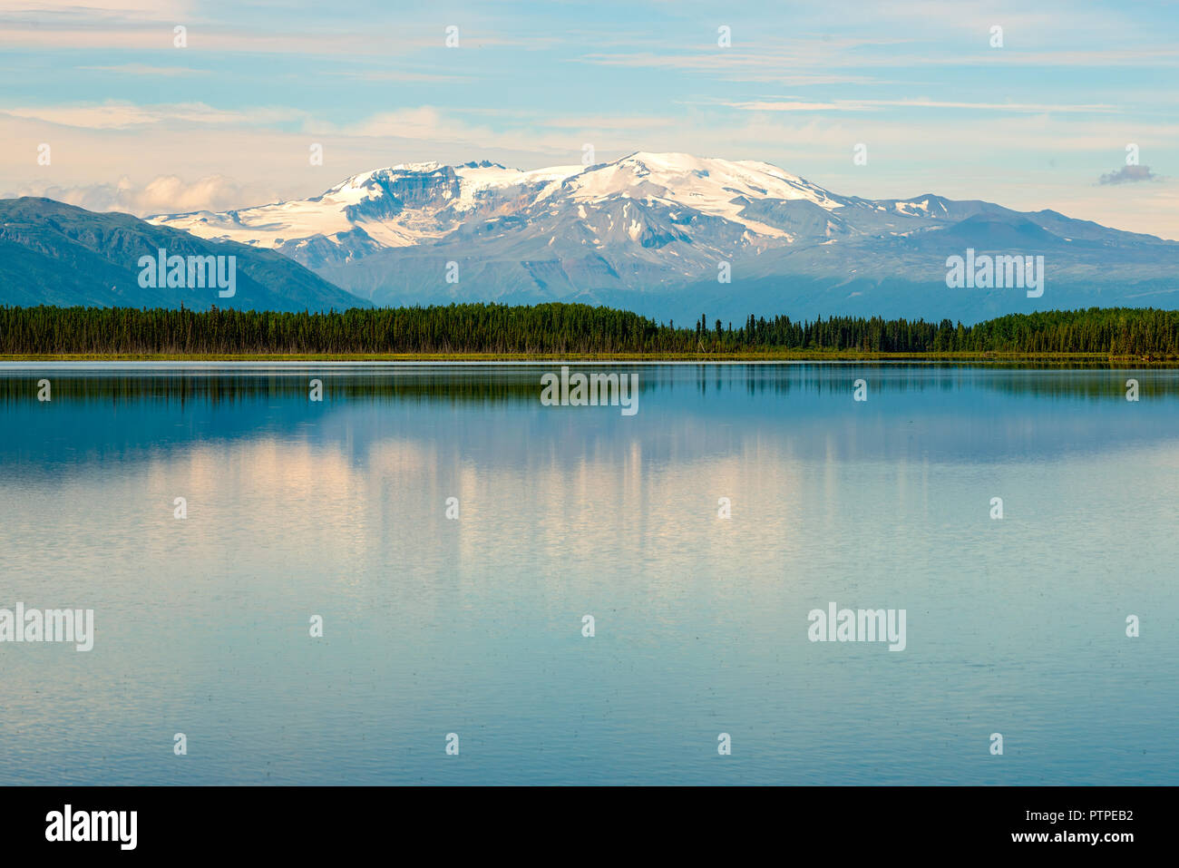 Morcheau lago e castello di roccia Montagna in British Columbia, Canada Foto Stock