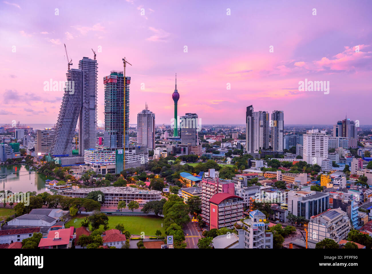 Colombo Sri Lanka skyline cityscape foto. Tramonto a Colombo con vedute sopra la città più grande in Sri Lanka isola. Vedute urbane di edifici e la Foto Stock