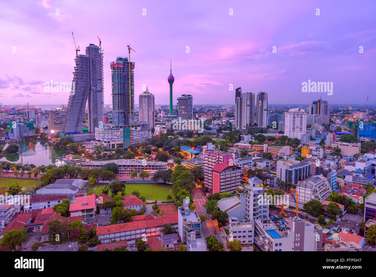 Colombo Sri Lanka skyline cityscape foto. Tramonto a Colombo con vedute sopra la città più grande in Sri Lanka isola. Vedute urbane di edifici e la Foto Stock