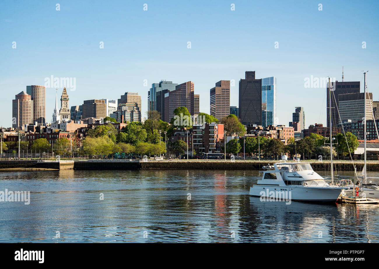 Long Wharf e blocco Customhouse con barche a vela e yacht in Boston Foto Stock