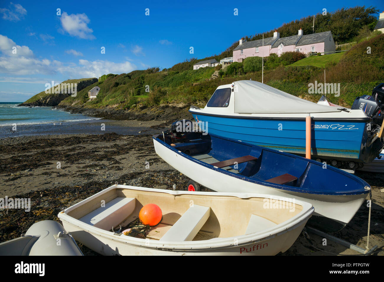 Piccole imbarcazioni cazzate fino sulla spiaggia di Abercastle, Pembrokeshire, West Wales. Foto Stock
