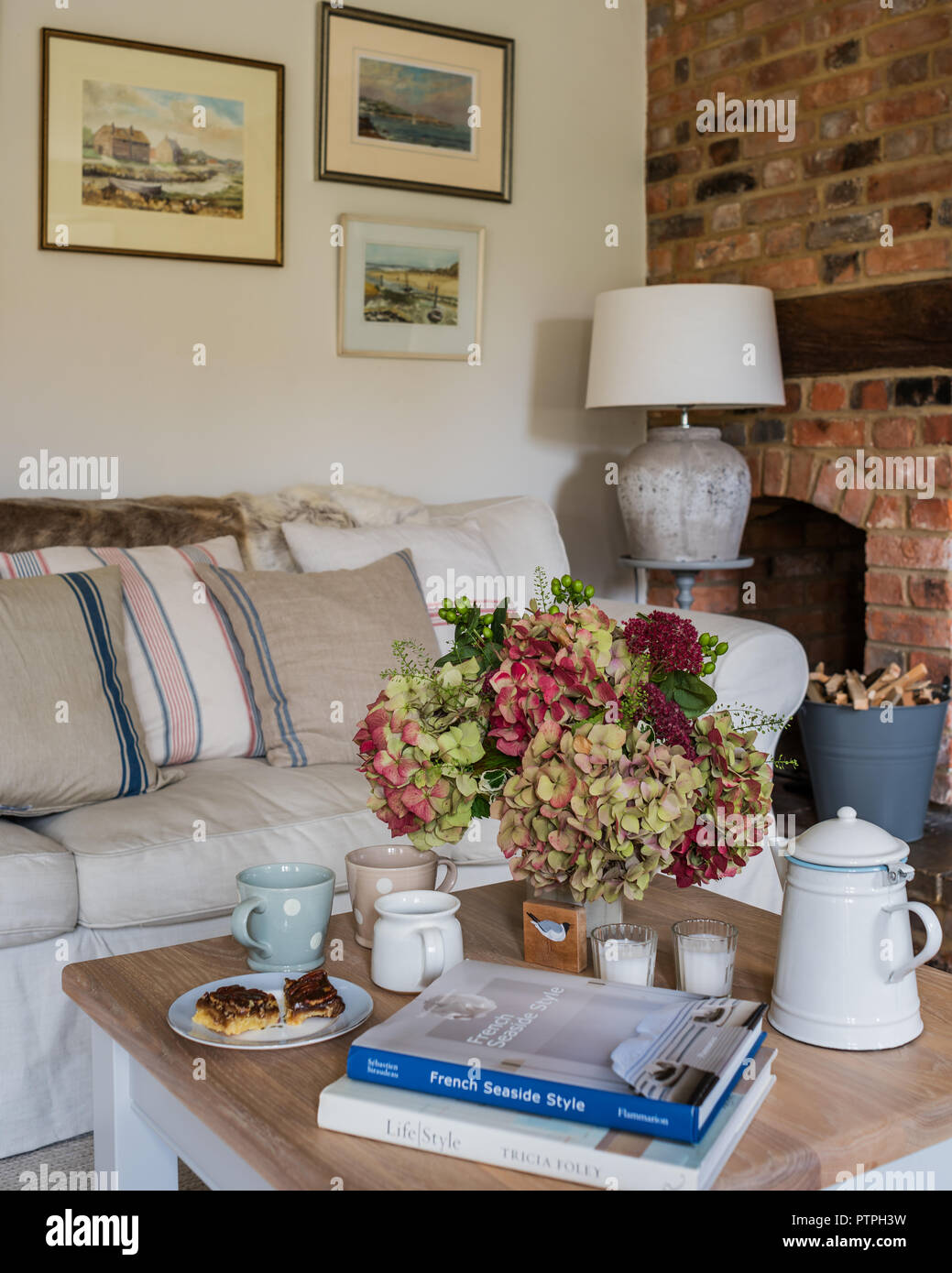 Le Ortensie sul tavolino con libri e tazze nel XVIII secolo Norfolk cottage Foto Stock
