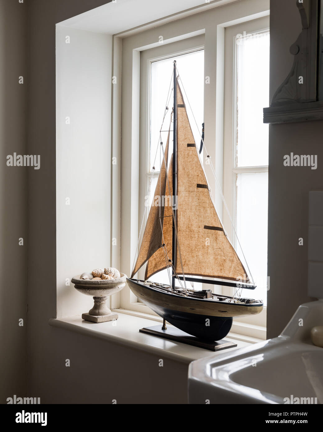 Vintage modello barca a vela sul davanzale del xviii secolo Norfolk cottage Foto Stock