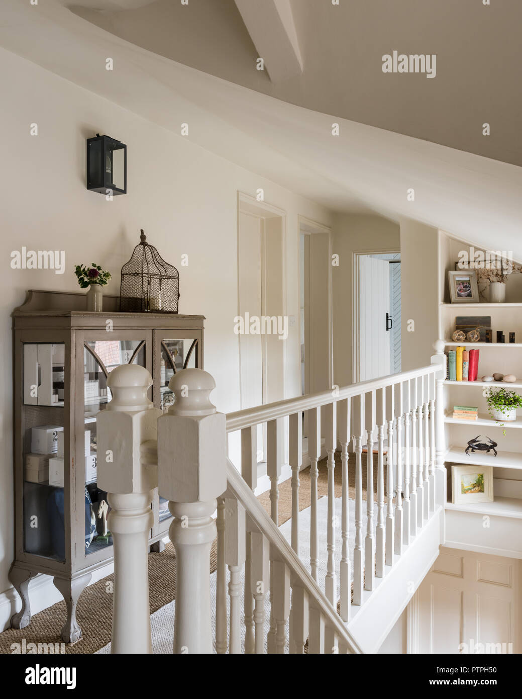 Ripiani e cabinet in atterraggio nel XVIII secolo Norfolk cottage Foto Stock