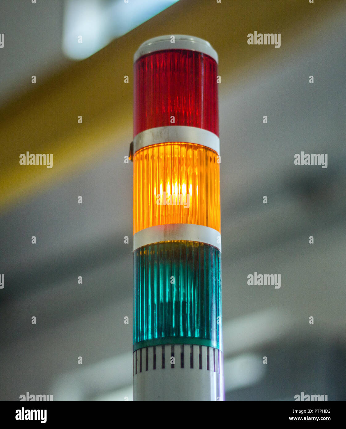 La produzione semaforo su cui la luce gialla è accesa, close-up, macchina  utensile Foto stock - Alamy