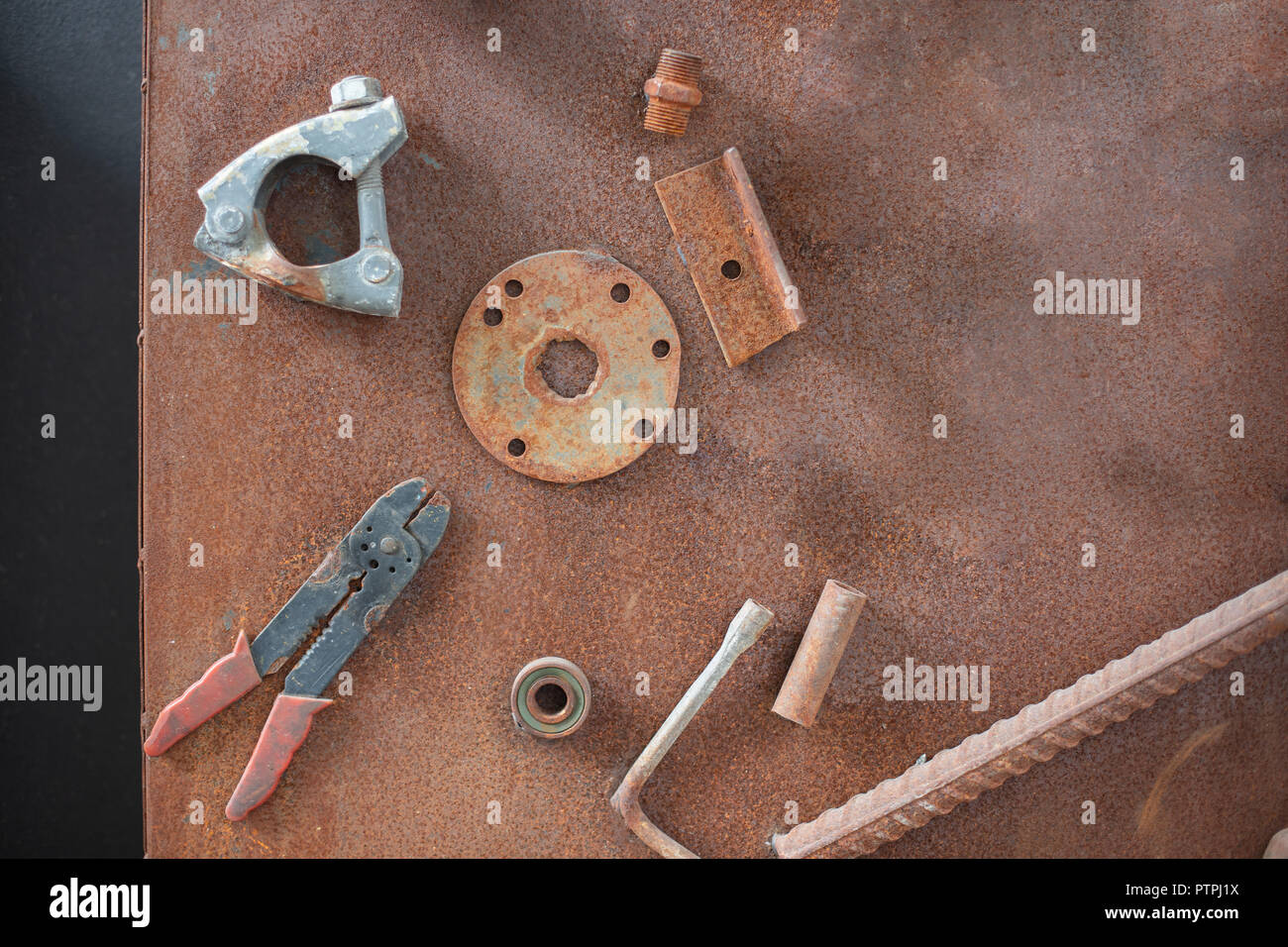 Vecchio e sporco strumenti contro di rusty superficie metallica serie strumento.concetto meccanico , il concetto di sfondo Foto Stock