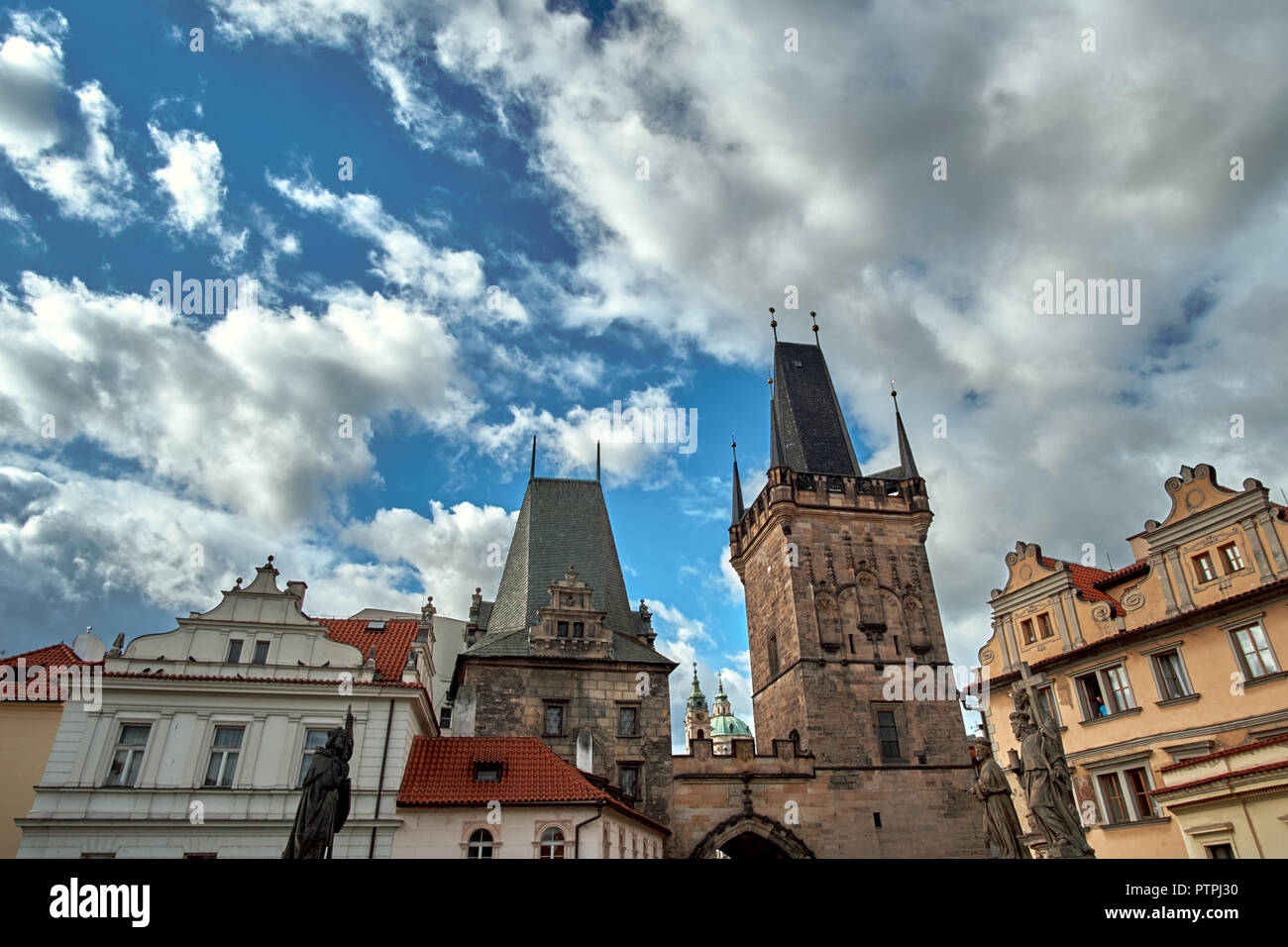 Torre del Ponte della Città Vecchia (Staré Mesto Torre) vicino al Ponte Carlo (Karluv Most) a Praga, Repubblica Ceca. Vista ravvicinata con il blu del cielo. Foto Stock