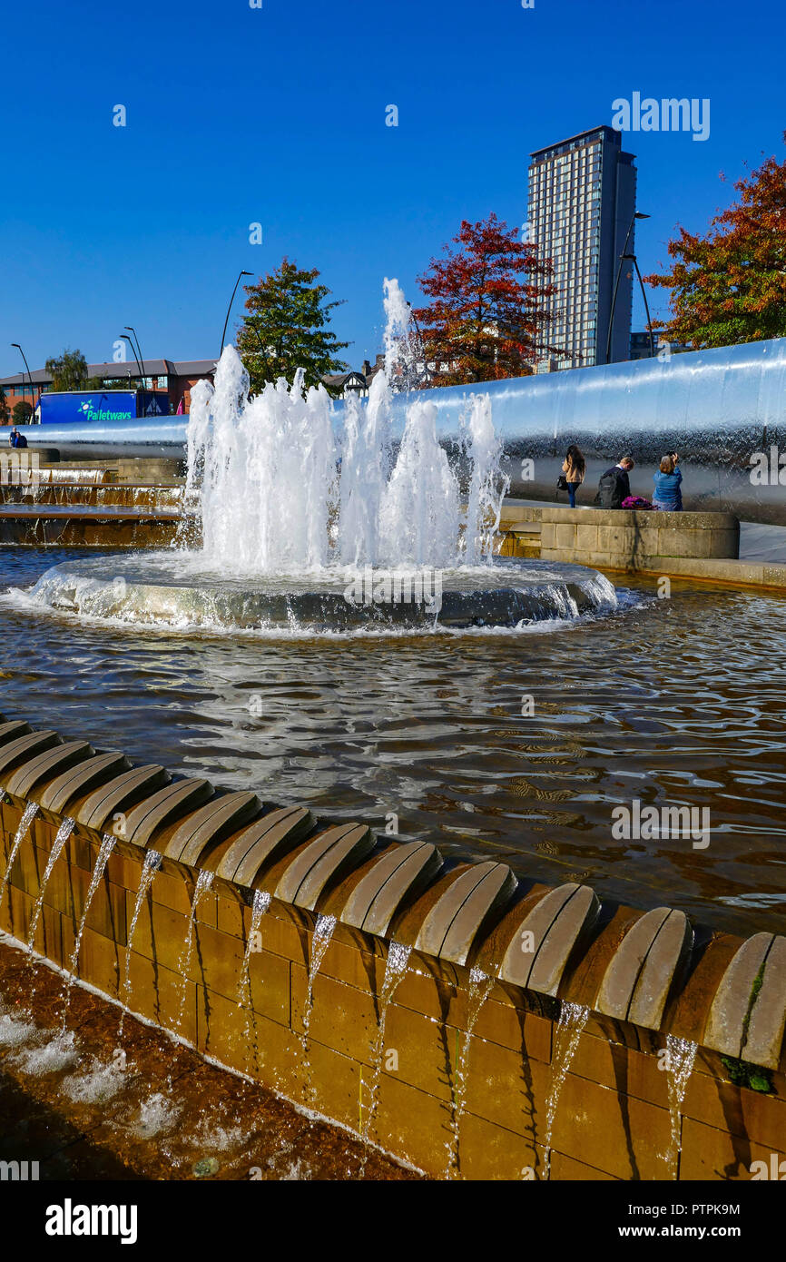 Soleggiata giornata autunnale a Sheffield Mildand stazione ferroviaria, Sheffield South Yorkshire, Inghilterra, Regno Unito Foto Stock