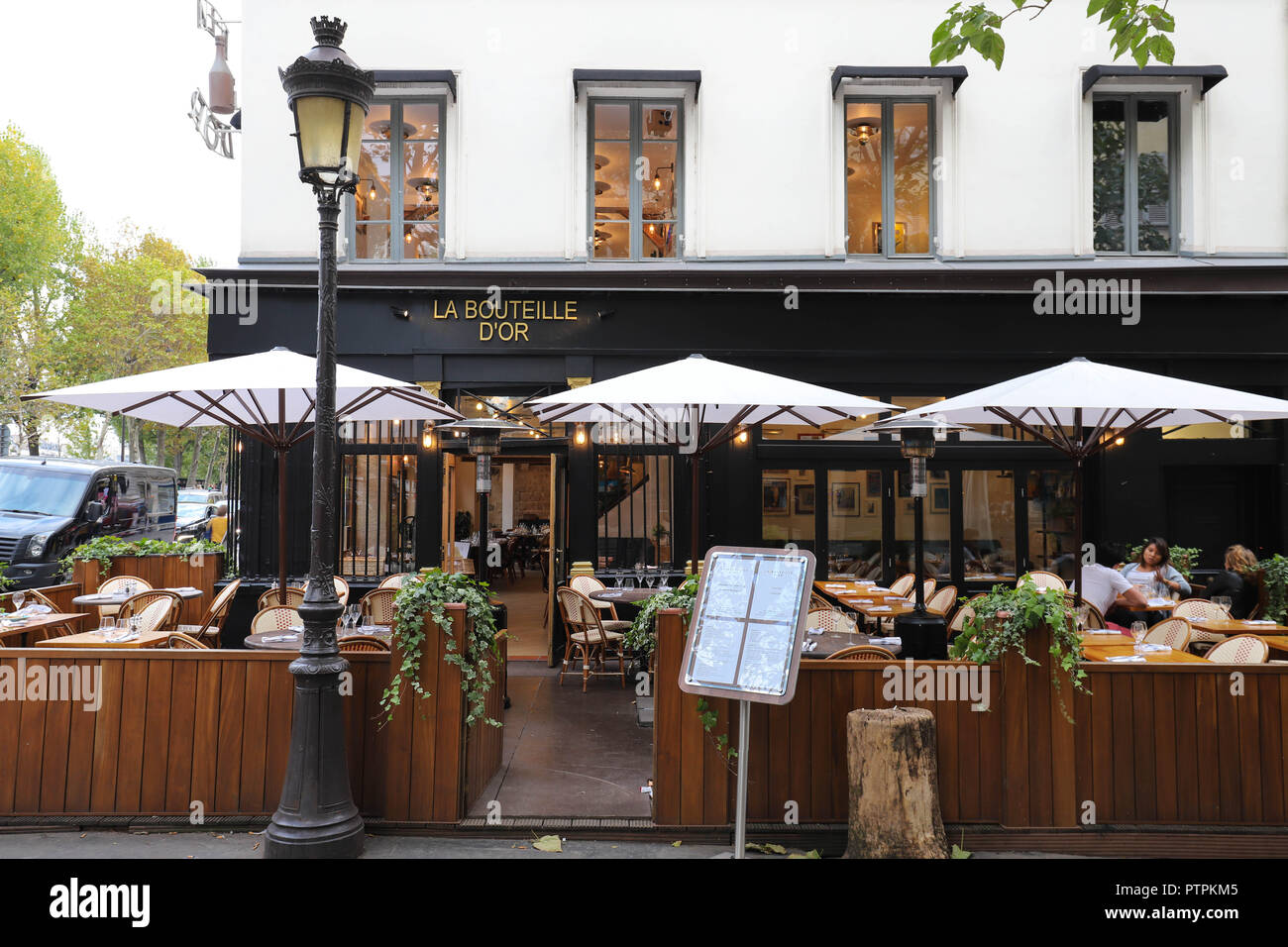 Bouteille dOr è un tipico ristorante parigino situato vicino alla cattedrale di Notre Dame di Parigi, Francia. Foto Stock