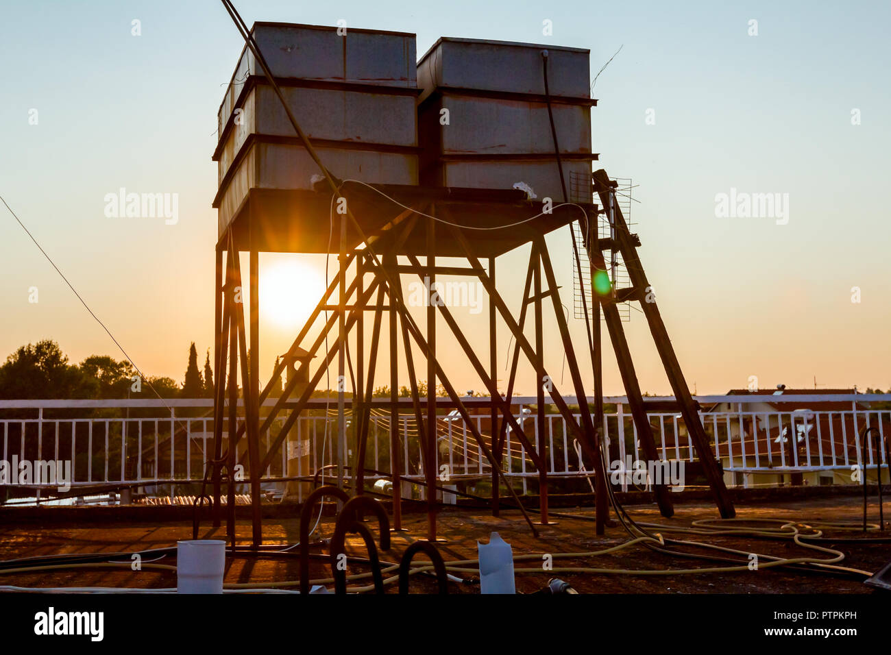 Serbatoio arrugginito è utilizzando fonti di energia solare di acqua calda, solare vecchio sistema a caldo. Foto Stock