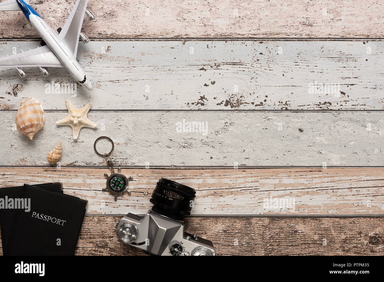 Estate accessori da viaggio su sfondo di legno. Pianificazione del viaggio top view concept Foto Stock