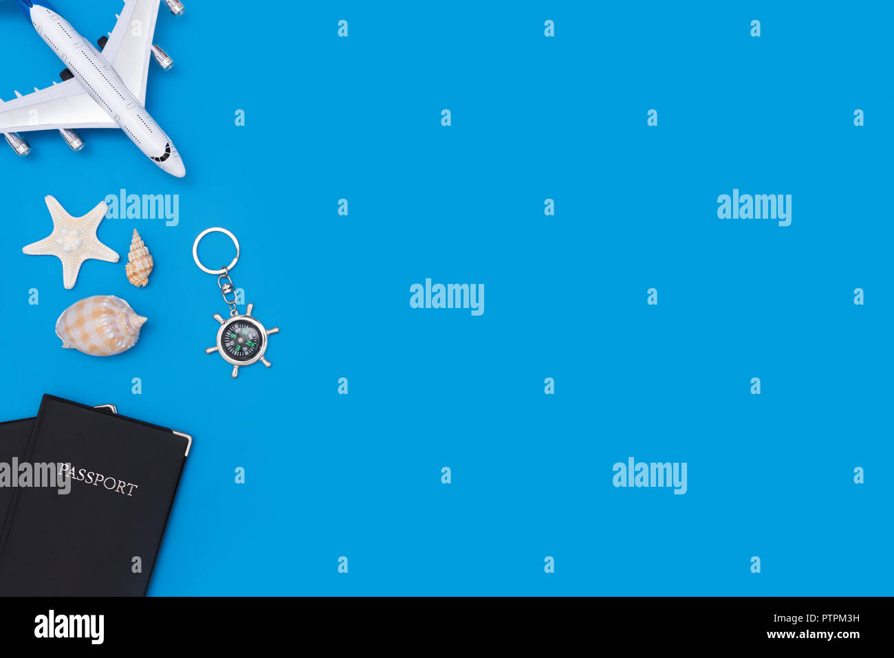 Estate accessori da viaggio su sfondo blu. Pianificazione del viaggio top view concept Foto Stock