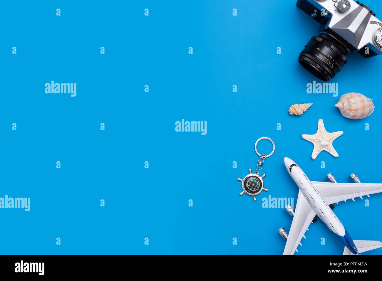 Estate accessori da viaggio su sfondo blu. Pianificazione del viaggio top view concept Foto Stock