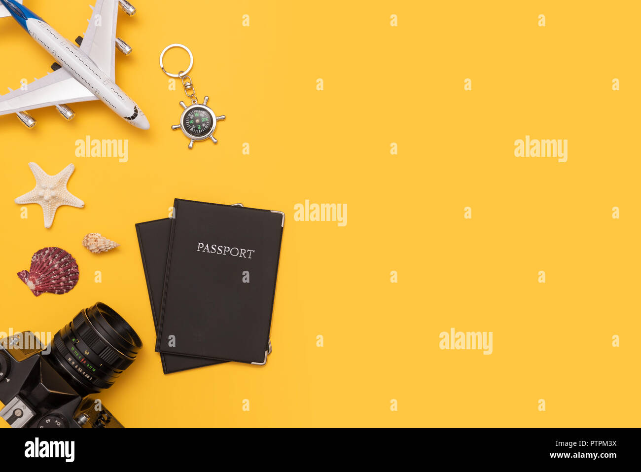 Estate accessori da viaggio su sfondo giallo. Pianificazione del viaggio top view concept Foto Stock