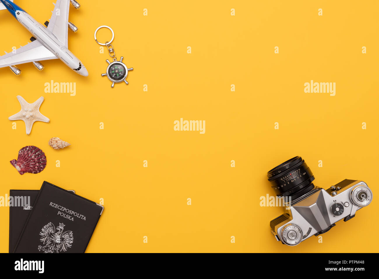 Estate accessori da viaggio su sfondo giallo. Pianificazione del viaggio top view concept Foto Stock