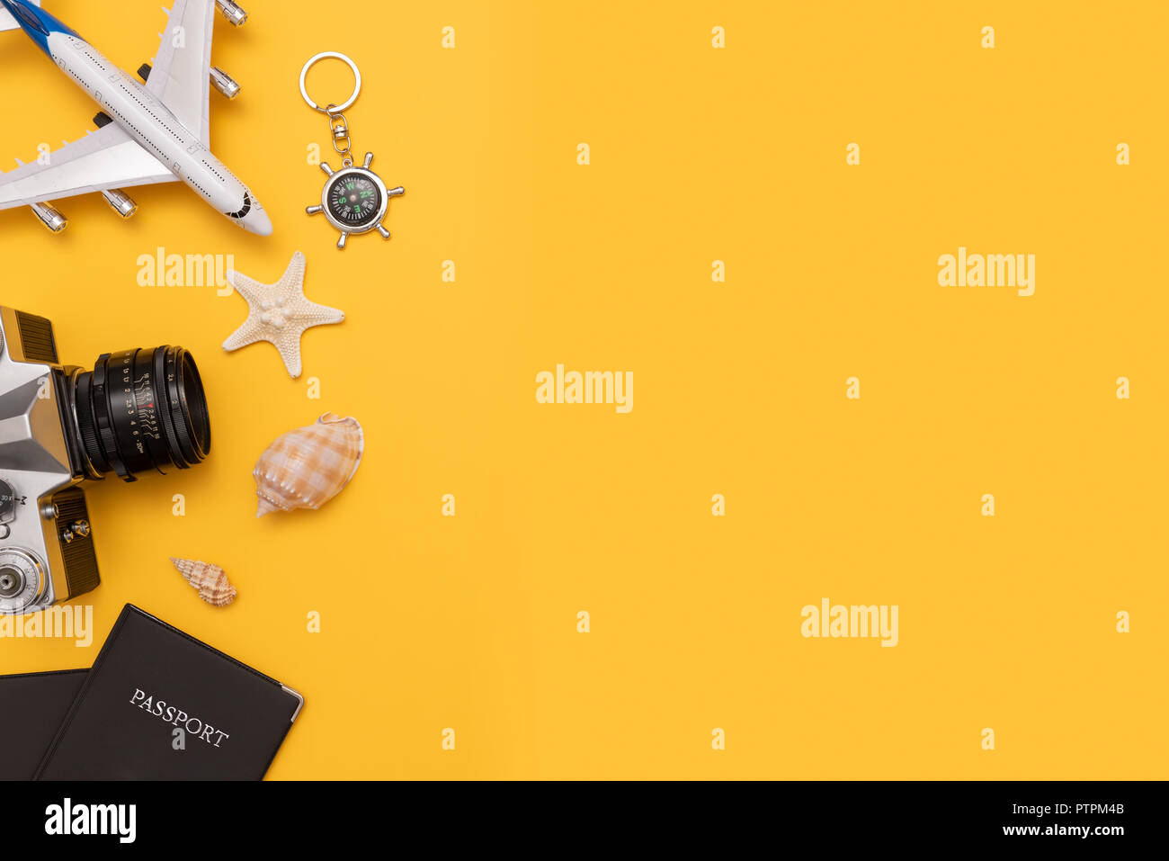 Estate accessori da viaggio su sfondo giallo. Pianificazione del viaggio top view concept Foto Stock