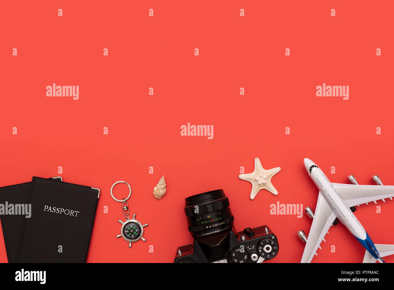 Estate accessori da viaggio su sfondo rosso. Pianificazione del viaggio top view concept Foto Stock