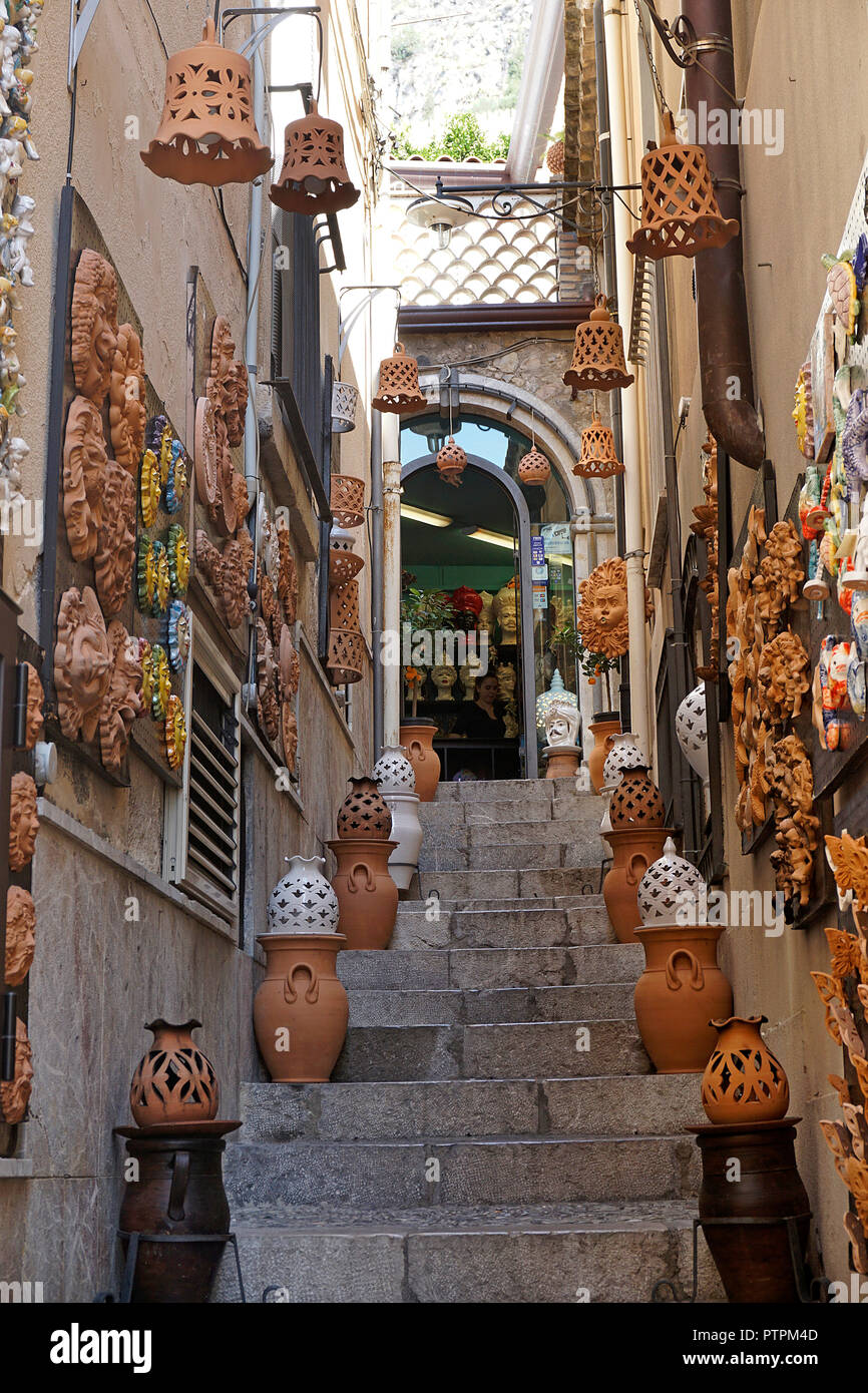 Scala per un negozio di terracotta, il centro storico di Taormina, Sicilia, Italia Foto Stock