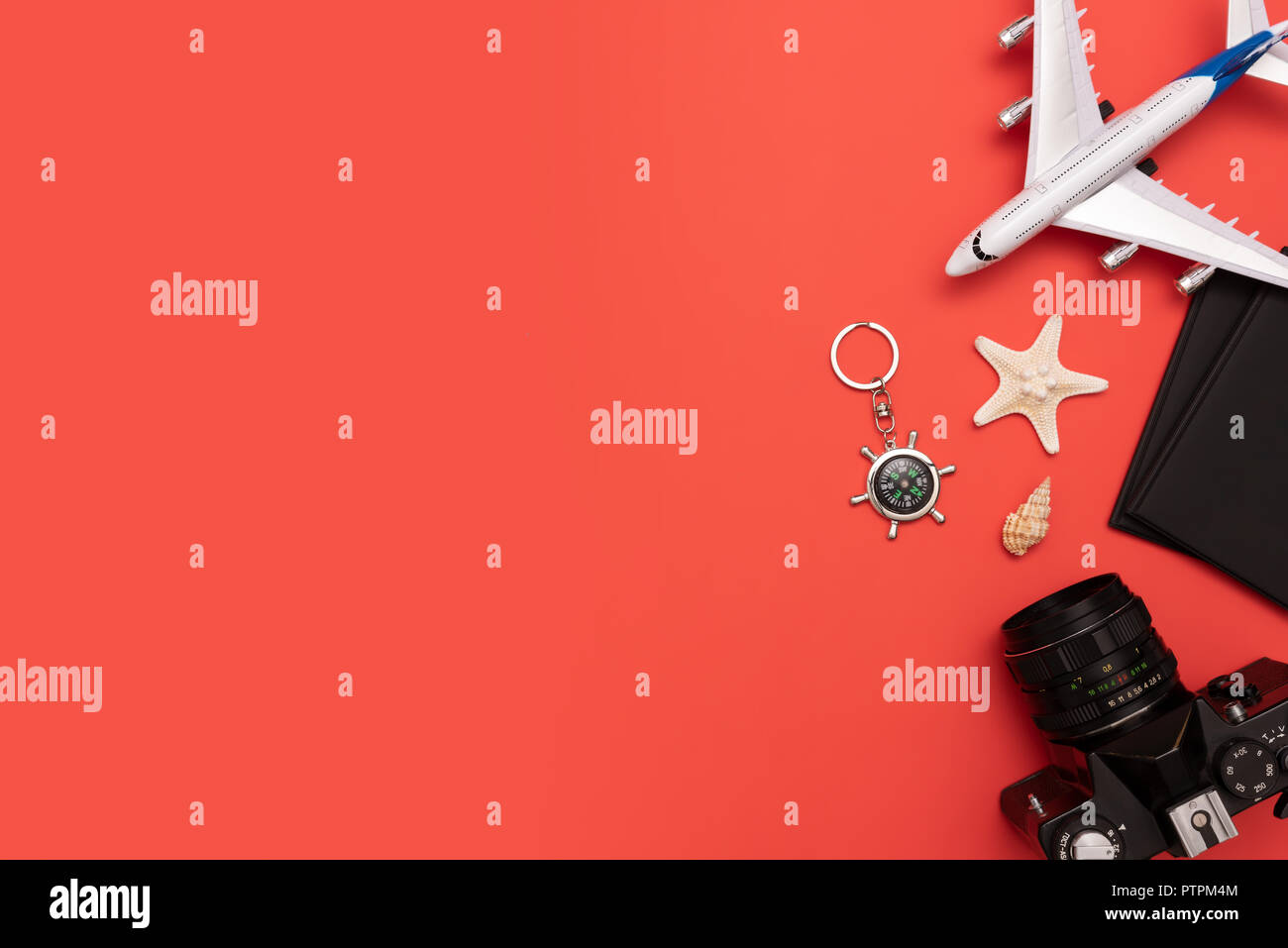 Estate accessori da viaggio su sfondo rosso. Pianificazione del viaggio top view concept Foto Stock