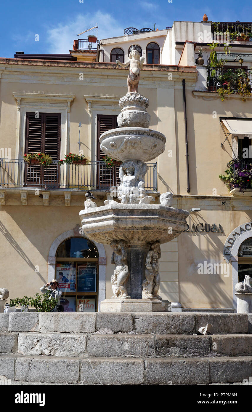 Ben barocco in Piazza Duomo, il centro storico di Taormina, Sicilia, Italia Foto Stock