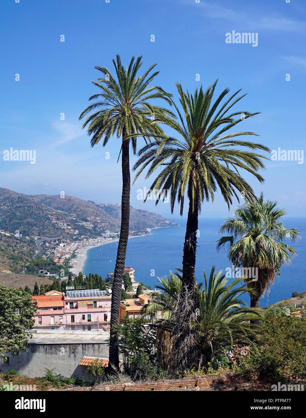 Splendida vista da Taormina a la spiaggia di Mazzeo, Sicilia, Italia Foto Stock