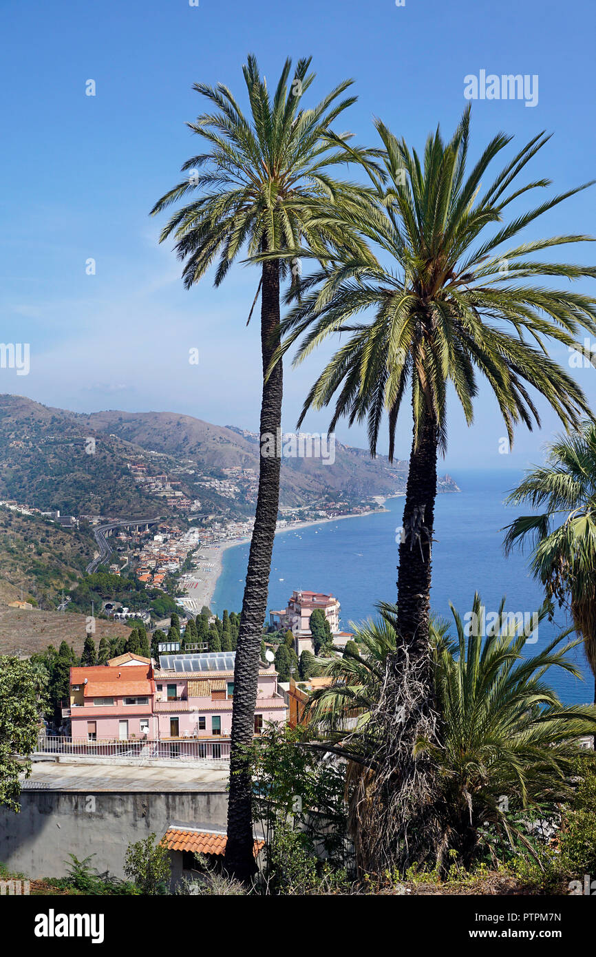 Splendida vista da Taormina a la spiaggia di Mazzeo, Sicilia, Italia Foto Stock