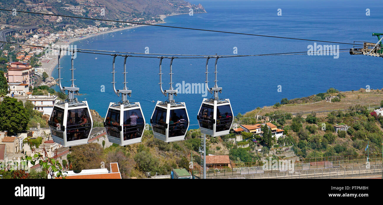 Viaggio in Cabinovia dal centro storico di Taormina per la spiaggia di Mazzarò Sicilia, Italia Foto Stock