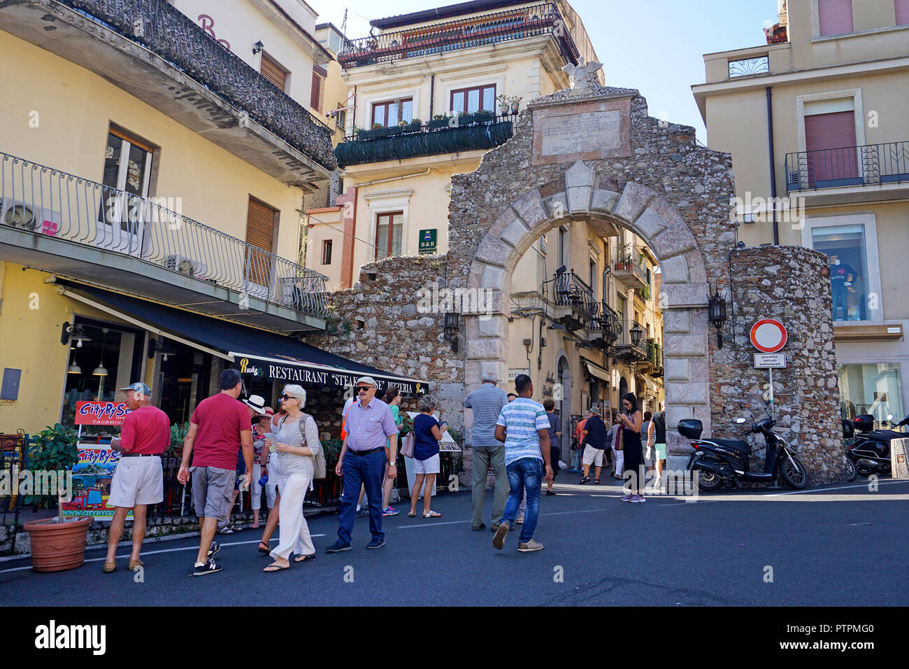 Porta Messina, entrata nord del centro storico, il centro storico di Taormina, Sicilia, Italia Foto Stock