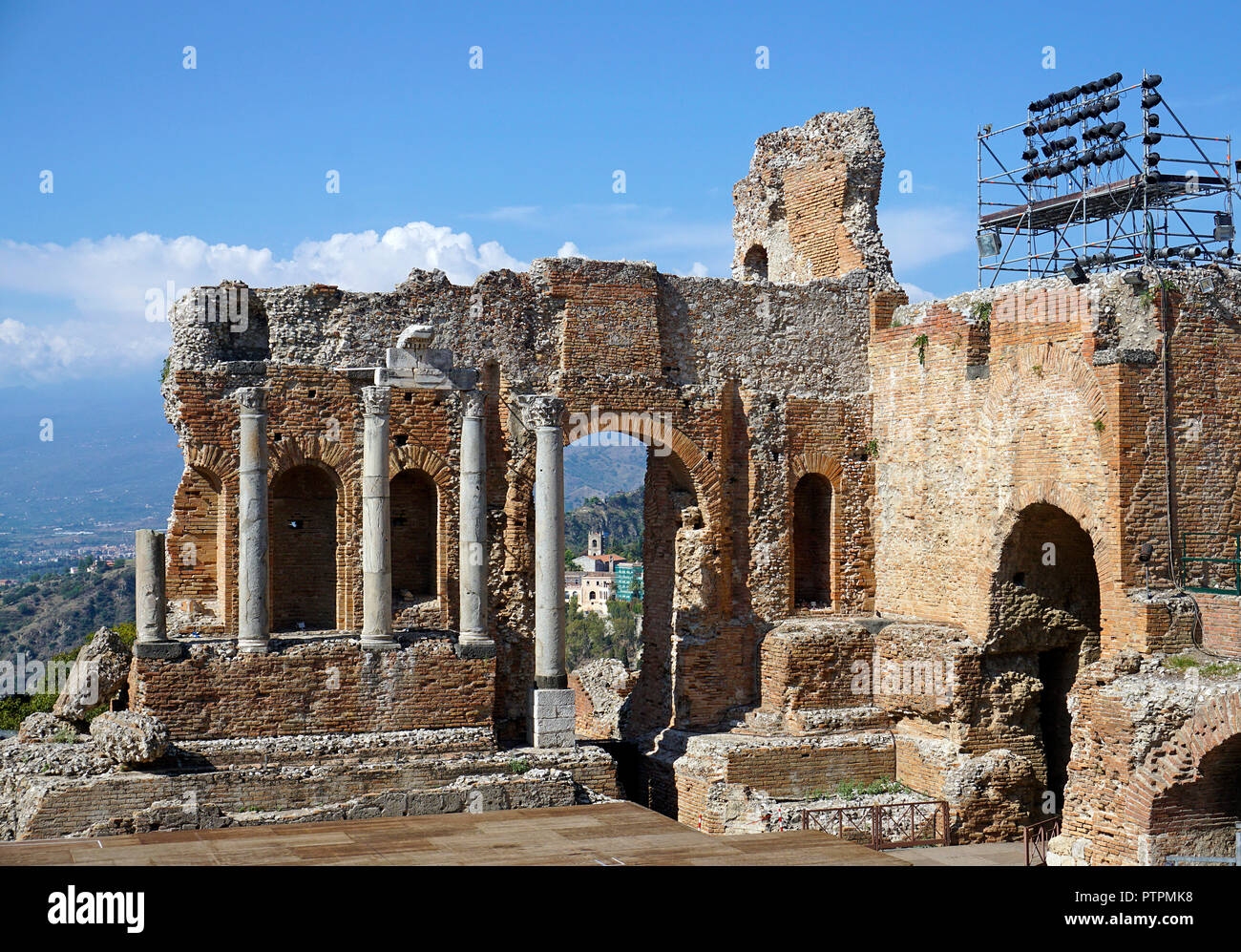 L'antico teatro greco-romano di Taormina, Sicilia, Italia Foto Stock