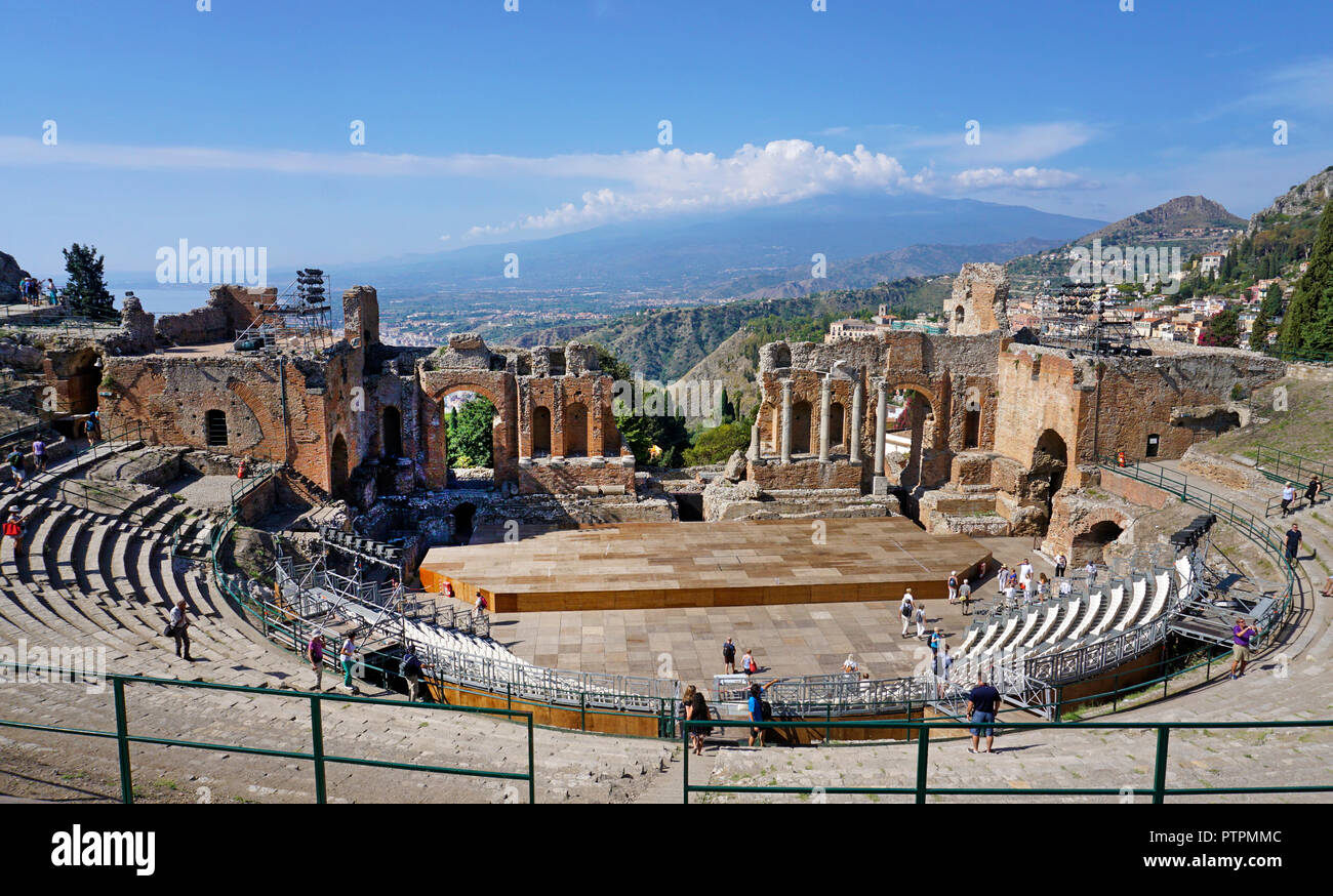 L'antico teatro greco-romano di Taormina, Sicilia, Italia Foto Stock