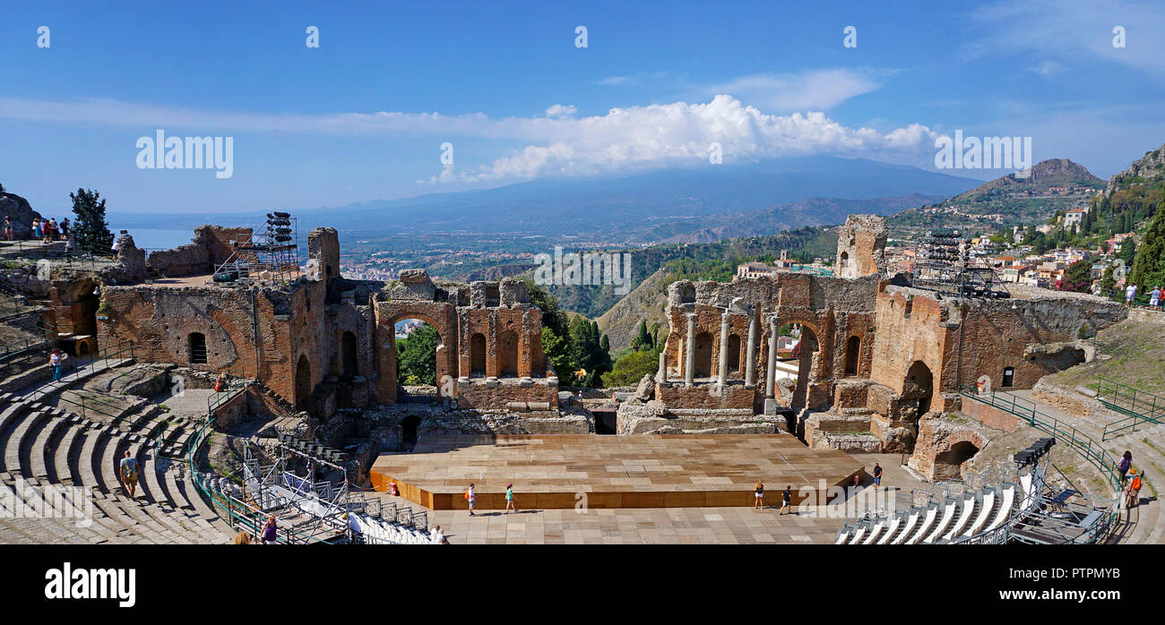 L'antico teatro greco-romano di Taormina, Sicilia, Italia Foto Stock