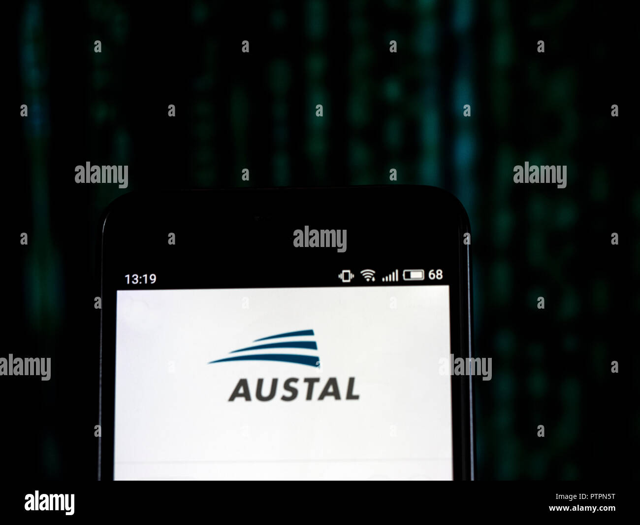 Austal USA visto il logo visualizzato sul telefono intelligente. Austal USA è la filiale americana di operazioni per il costruttore navale australiano Austal. La struttura, basata su Blakeley isola nel Mobile, Alabama impiegato più di 3.100 lavoratori nei primi mesi del 2012, e da allora è cresciuto un po' più di 4.000 dipendenti e appaltatori come del 2016. Foto Stock