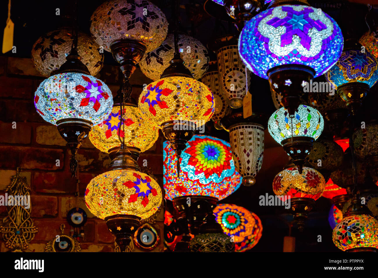 Bagno turco o marocchina tè di vetro luce sospesa lanterna in mostra presso il mercato di Camden a Londra Foto Stock