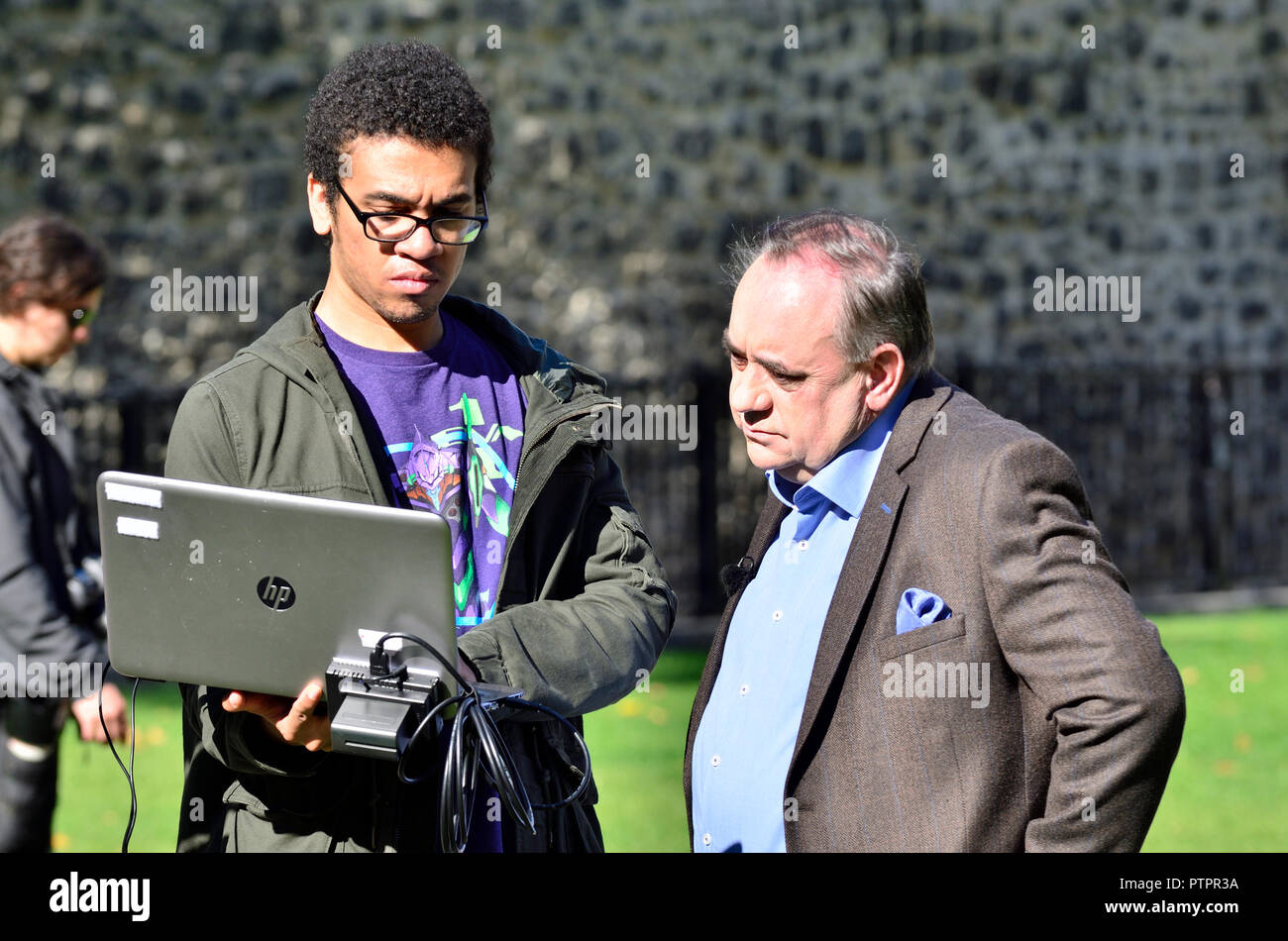 Alex Salmond MP. Ex primo ministro di Scozia (2007-14) che lavora per la Russia oggi TV su College Green, Westminster Ottobre 2018 Foto Stock