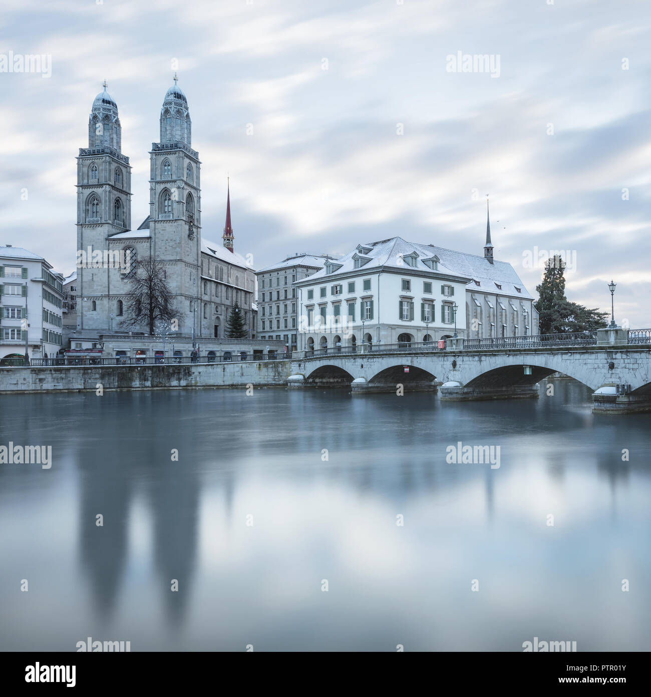 Vecchia città di Zurigo in inverno , vista sul fiume Foto Stock