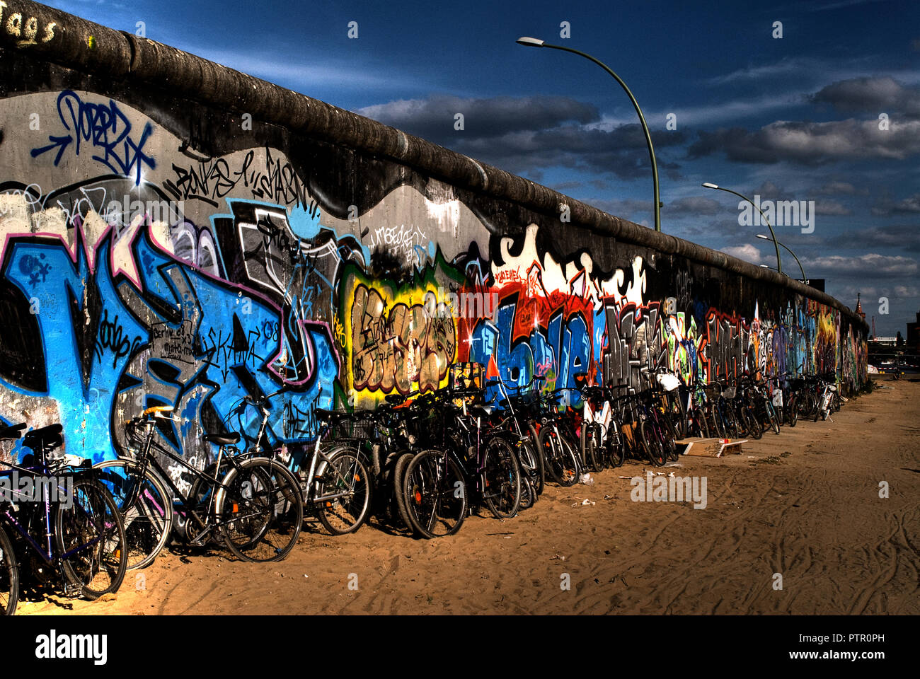 Graffiti sul famoso muro di Berlino Foto Stock