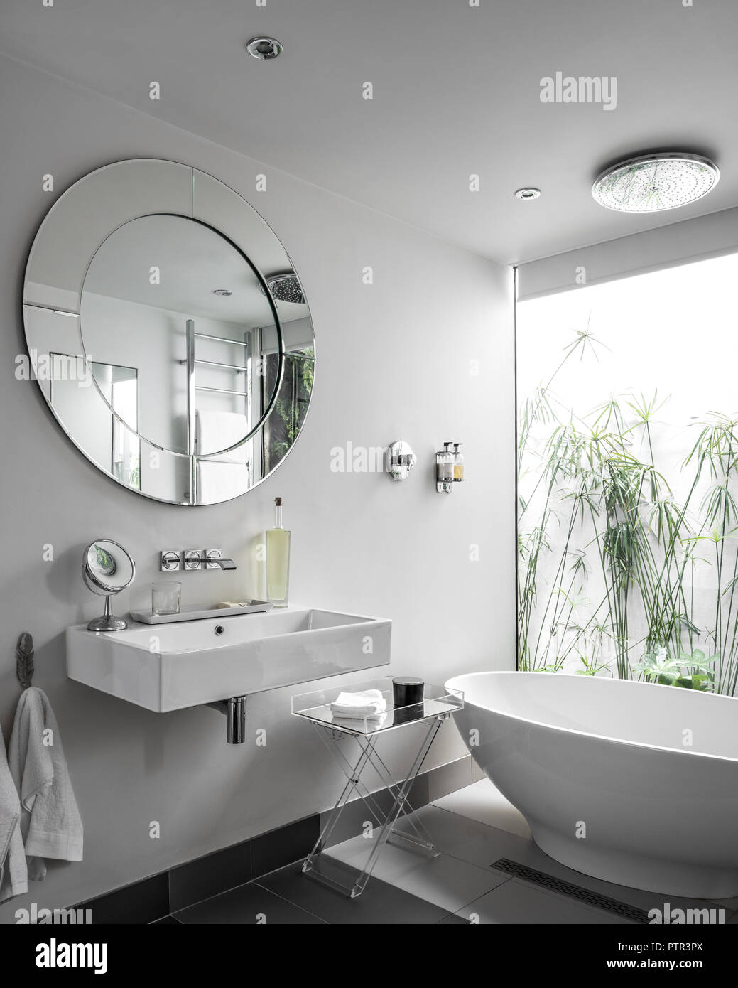 Essenza bagno indipendente dalla pura. nella finestra del bagno en suite Foto Stock