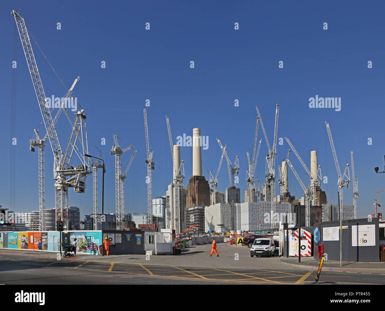 17 gru a torre circondano Battersea Power Station di Londra, durante il multi-miliardi di riqualificazione del 42 acri, Riverside sito. Foto Stock