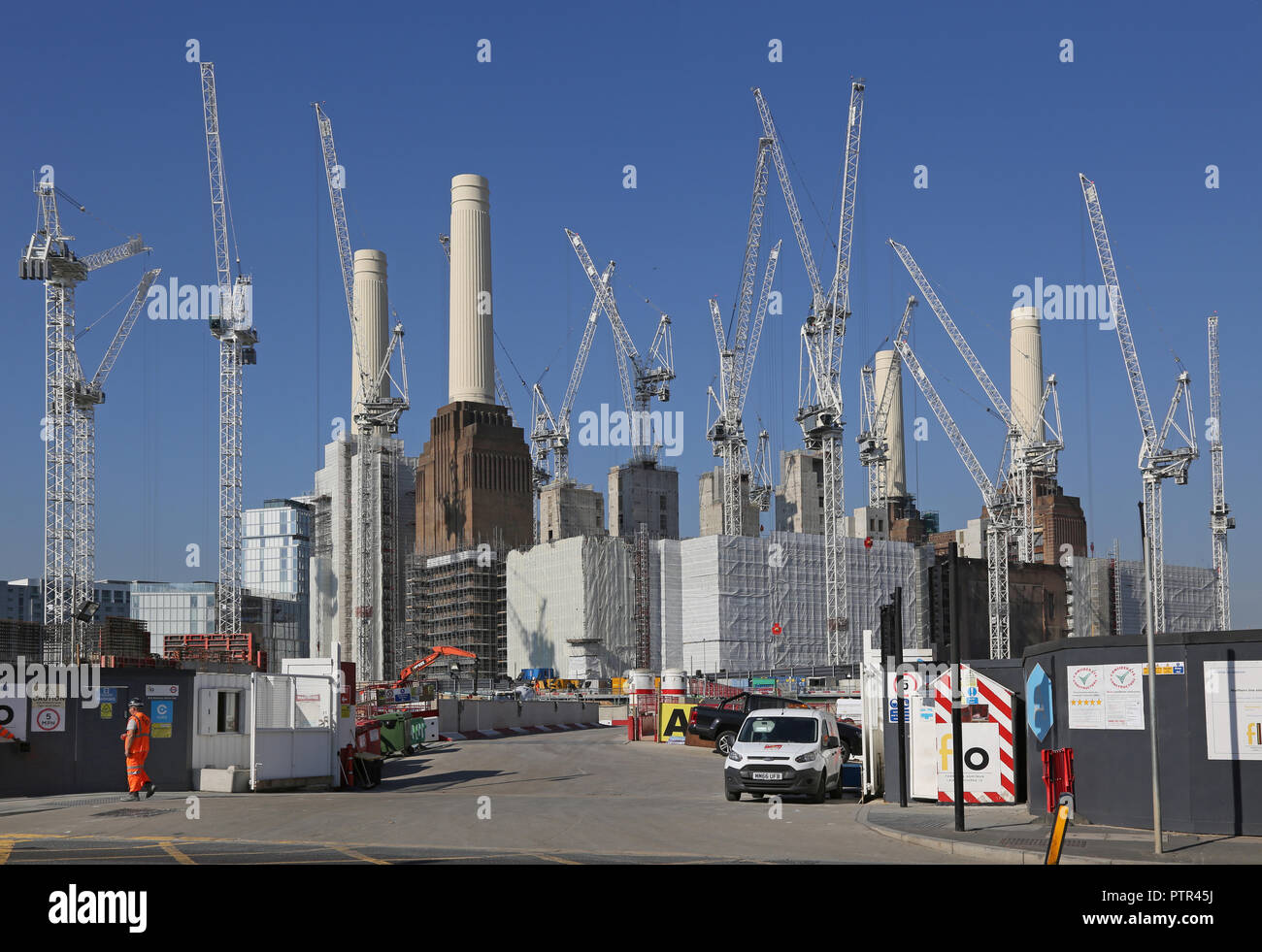 17 gru a torre circondano Battersea Power Station di Londra, durante il multi-miliardi di riqualificazione del 42 acri, Riverside sito. Foto Stock