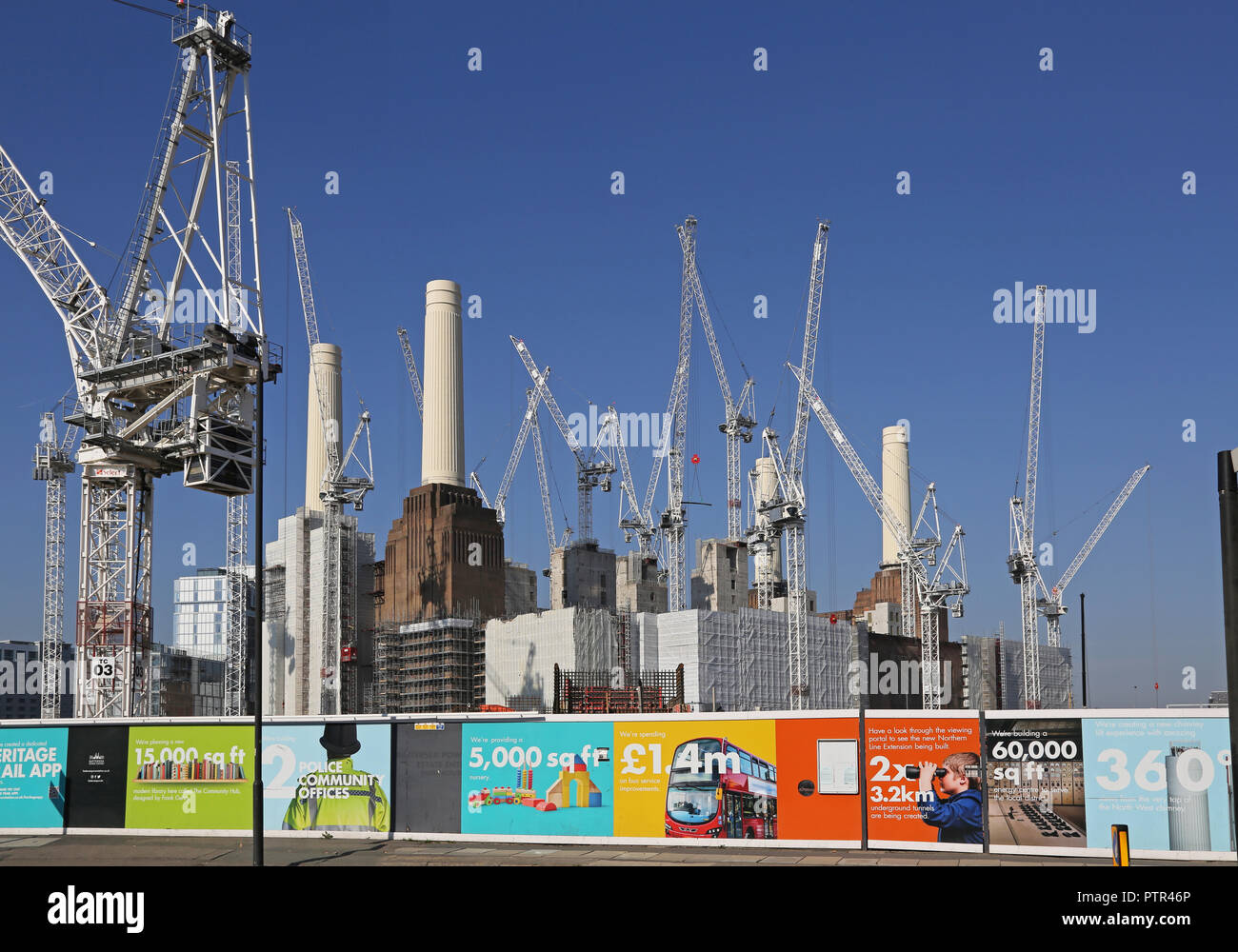 17 gru a torre circondano Battersea Power Station di Londra, durante il multi-miliardi di riqualificazione del 42 acri, Riverside sito. Foto Stock