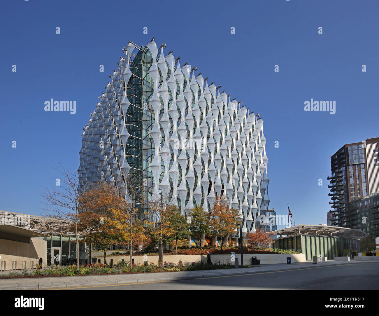 Il nuovo London Ambasciata Statunitense edificio a Nine Elms, nelle vicinanze del vauxhall, Londra. Vista esterna del sud in autunno sunshine. Foto Stock
