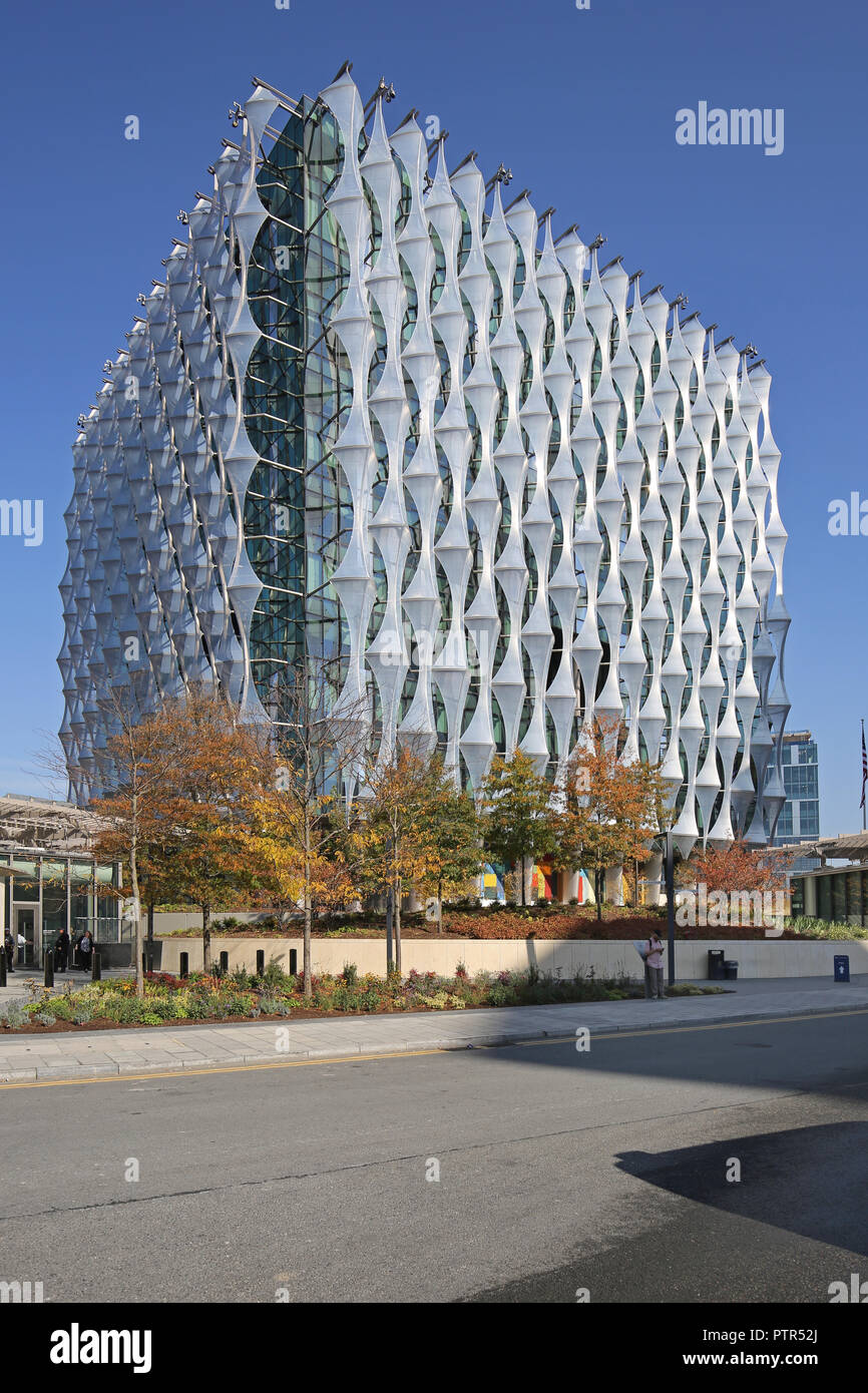 Il nuovo London Ambasciata Statunitense edificio a Nine Elms, nelle vicinanze del vauxhall, Londra. Vista esterna del sud in autunno sunshine. Foto Stock
