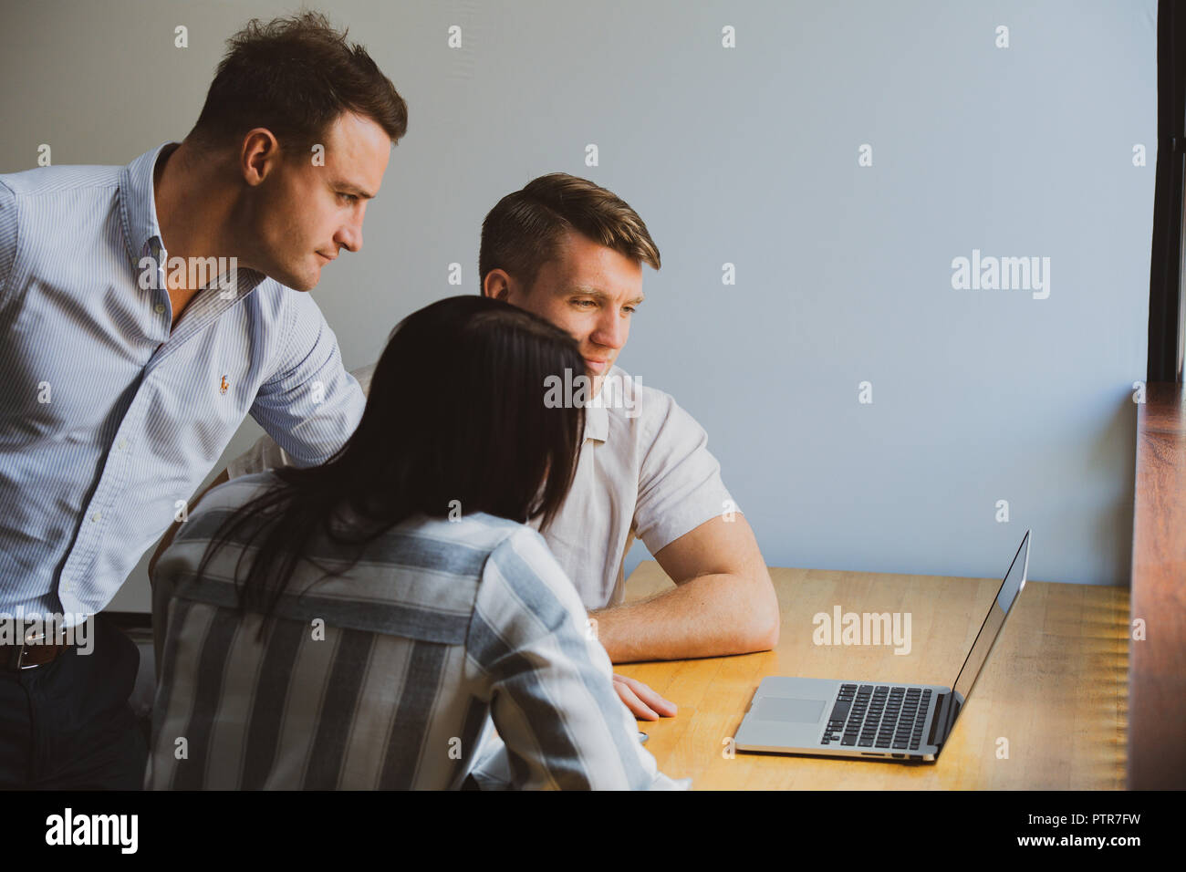 Gli imprenditori in un co-spazio di lavoro che funzioni come il loro ufficio Foto Stock