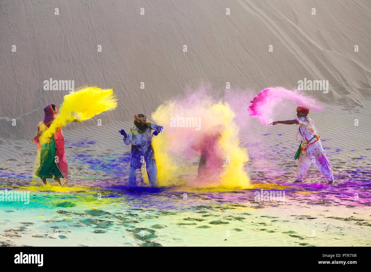 Rajasthani l uomo e la donna la riproduzione di holi con colori. Foto Stock