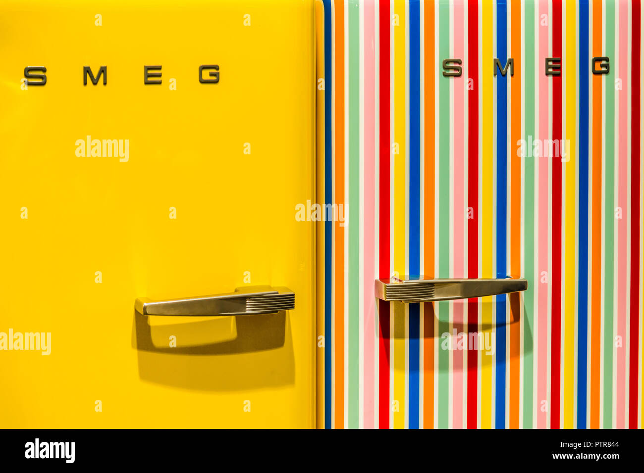 BOLOGNA, Italia - 2 ottobre 2018: luci sono illuminanti SMEG frigoriferi al fico EATALY mondo, la più grande industria agro-alimentare parco nel mondo Foto Stock