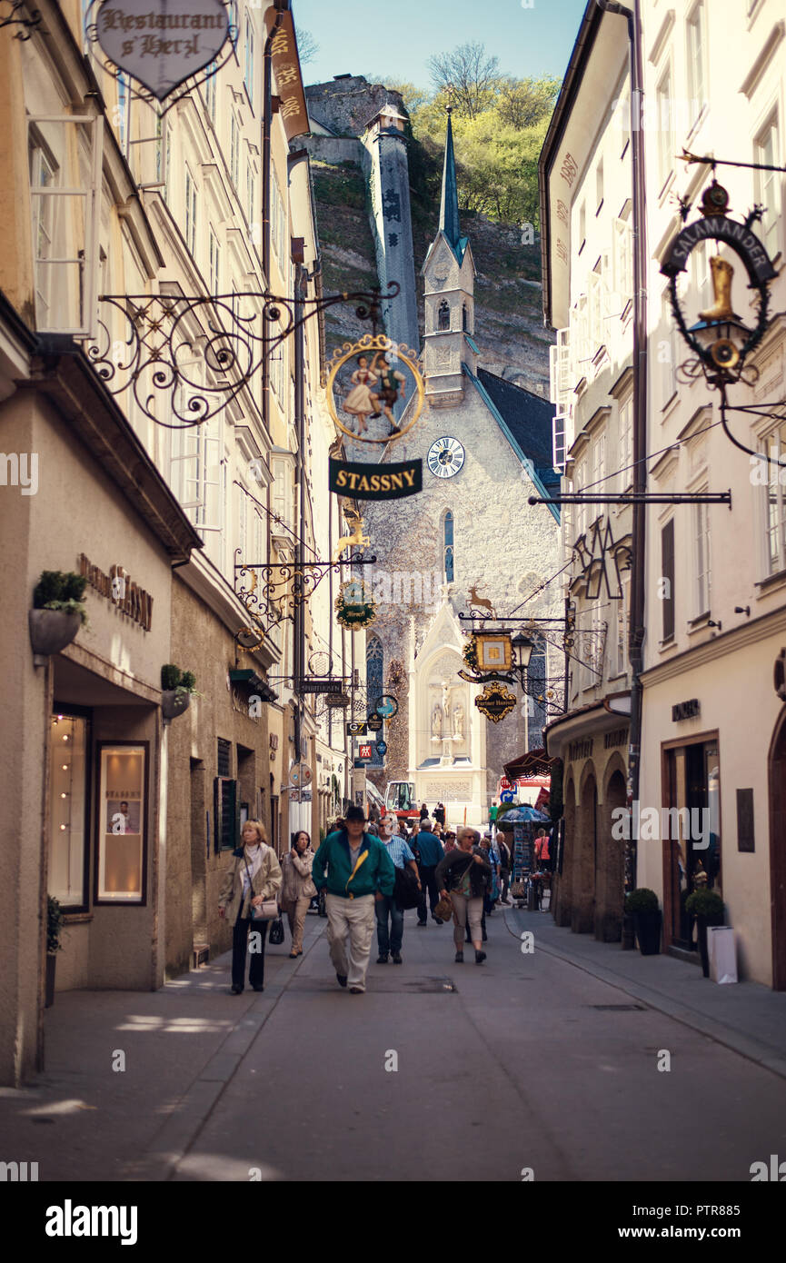 Salisburgo, Austria - Aprile 2015: famosa strada storica Getreidegasse con più insegne pubblicitarie. Foto Stock