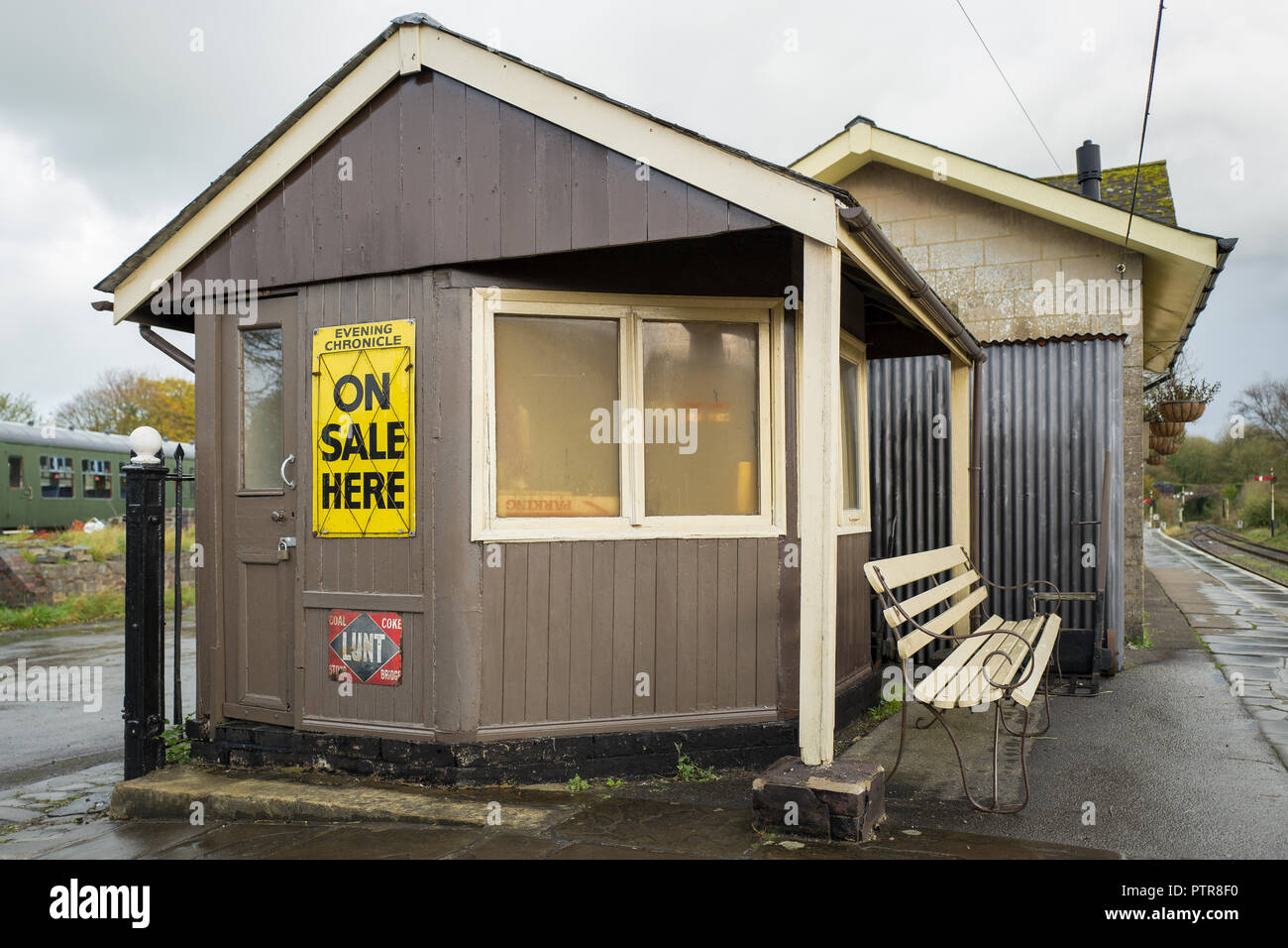 Un vecchio ex WH Smith edicole della stazione ferroviaria di vendita ora kiosk di delocalizzazione a Cranmore reailway station su un British Heritage linea di vapore in Somerset Foto Stock