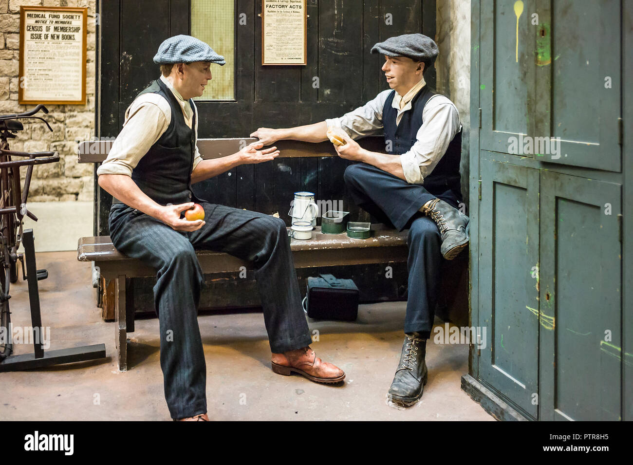 Due ingegneria ferroviaria lavoratori in chat durante un tea-break al museo di vapore in Swindon Wiltshire, Inghilterra REGNO UNITO Foto Stock