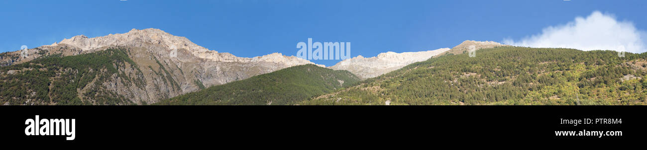 Alpi. Panorama alpino vicino a Salbertrand, sulla Francia Italia confine. Picchi di montagna in inizio di mattina di sole. Foto Stock