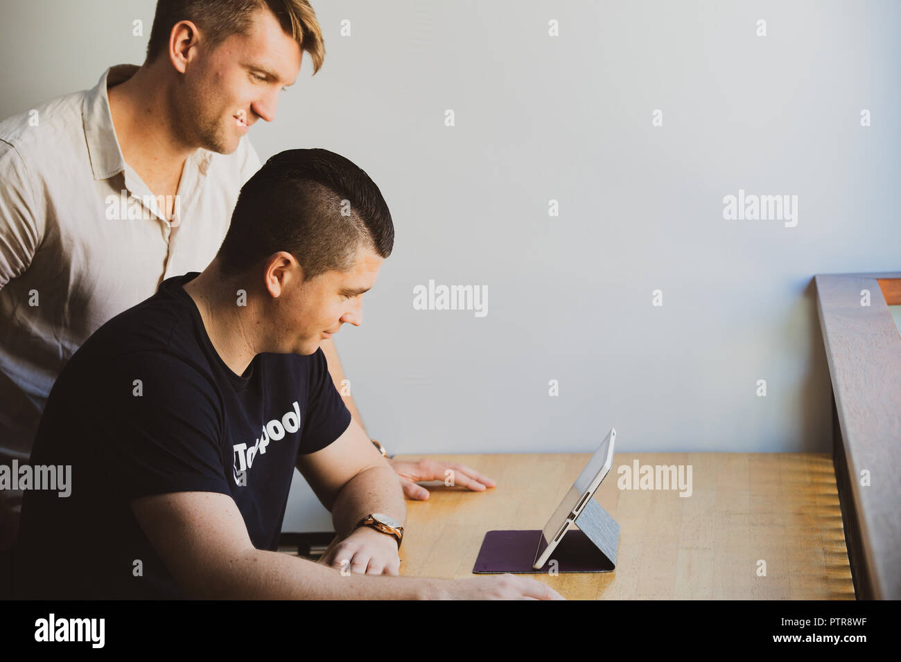 Gli imprenditori in un co-spazio di lavoro che funzioni come il loro ufficio Foto Stock